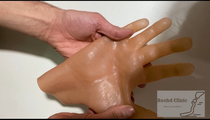 تست کشسانی و انعطاف پذیری پروتز انگشت سیلیکونی با ظاهر طبیعی